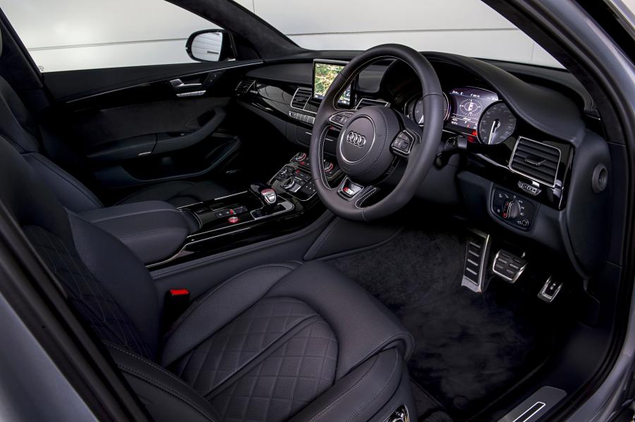 Интерьер Audi S8 Plus (D4) 2016 года  (UK) (фото 3 из 8)
